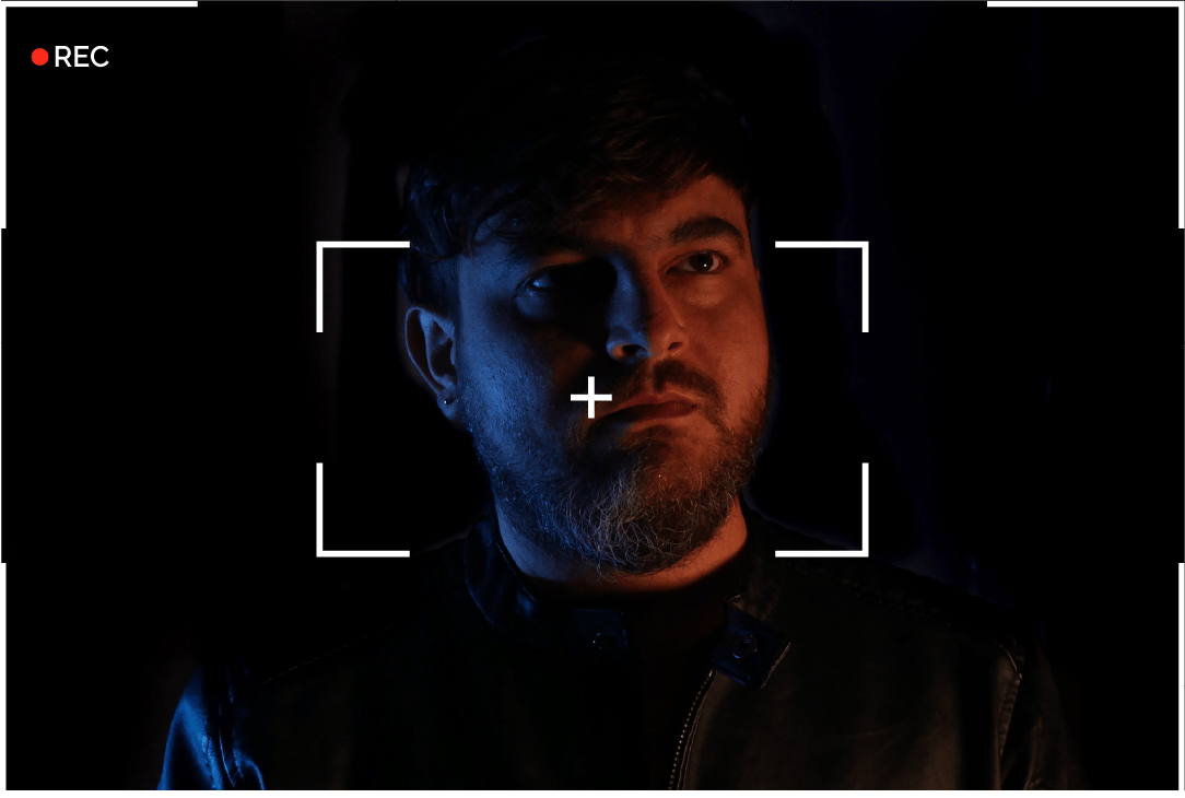 Hombre con chaqueta en sombras.